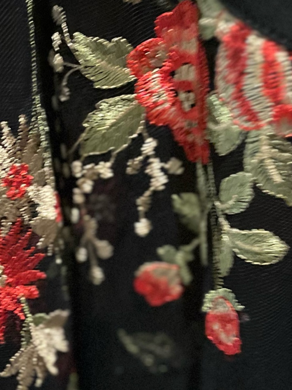 239. WOMENS SUSAN GRAVER XL DETAIL TOP - Picture 3 of 5